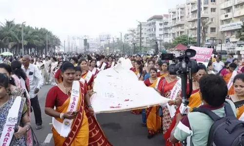 Visakhapatnam: Rally taken out with 1,000 feet handloom saree