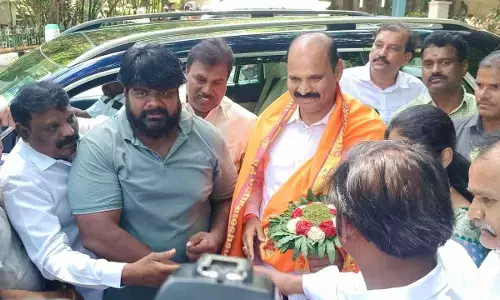Yadava Association leaders welcoming Housing Minister  K Parthasarathy at Alipiri on Sunday