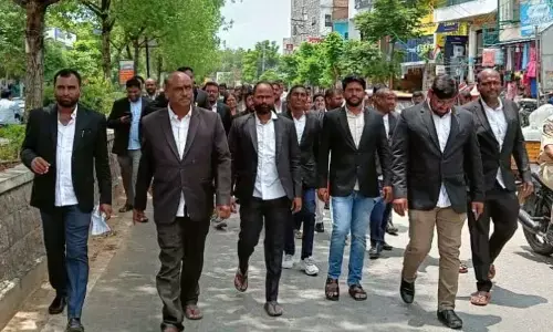 Lawyers stage protest against police high-handedness