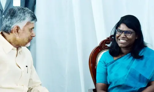 Chief Minister N Chandrababu Naidu interacting with Collector K Vetri Selvi and SP Pratap Siva Kishore