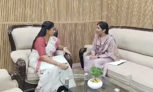 YS Sunitha meets AP Home Minister, seeks justice for her father YS Viveka