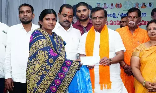 Dhanpal distributes Shaadi Mubarak cheques