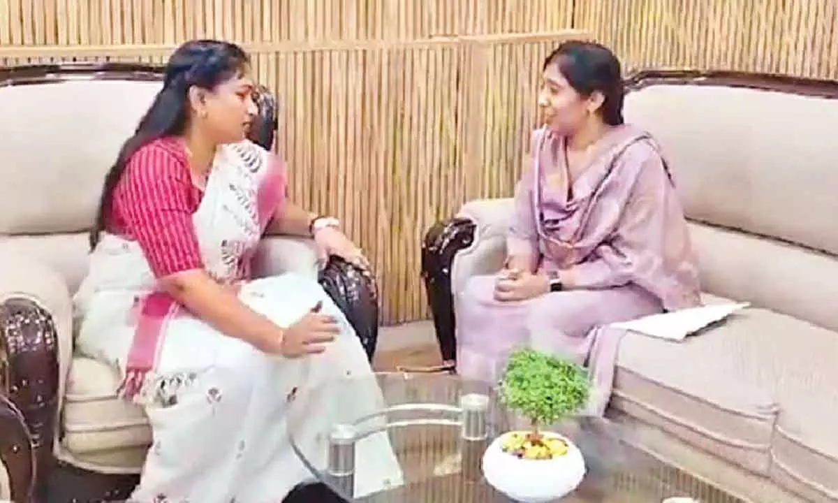 Sunitha meets HM, seeks justice in father’s murder case