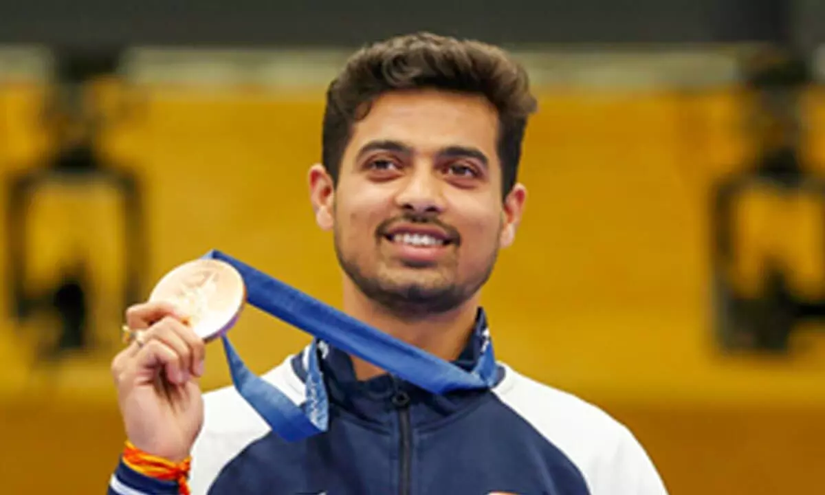 Olympian Swapnil Kusale gets hero’s welcome in Pune; bows at Dagdusheth Ganpati Olympian Swapnil Kusale gets hero’s welcome in Pune; bows at Dagdusheth Ganpati