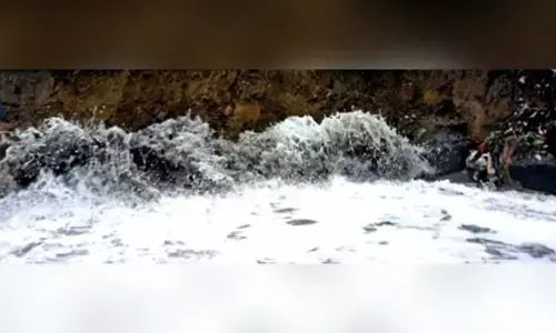 50 cm tsunami hits Miyazaki Port after 7.1-magnitude earthquake jolts Japan