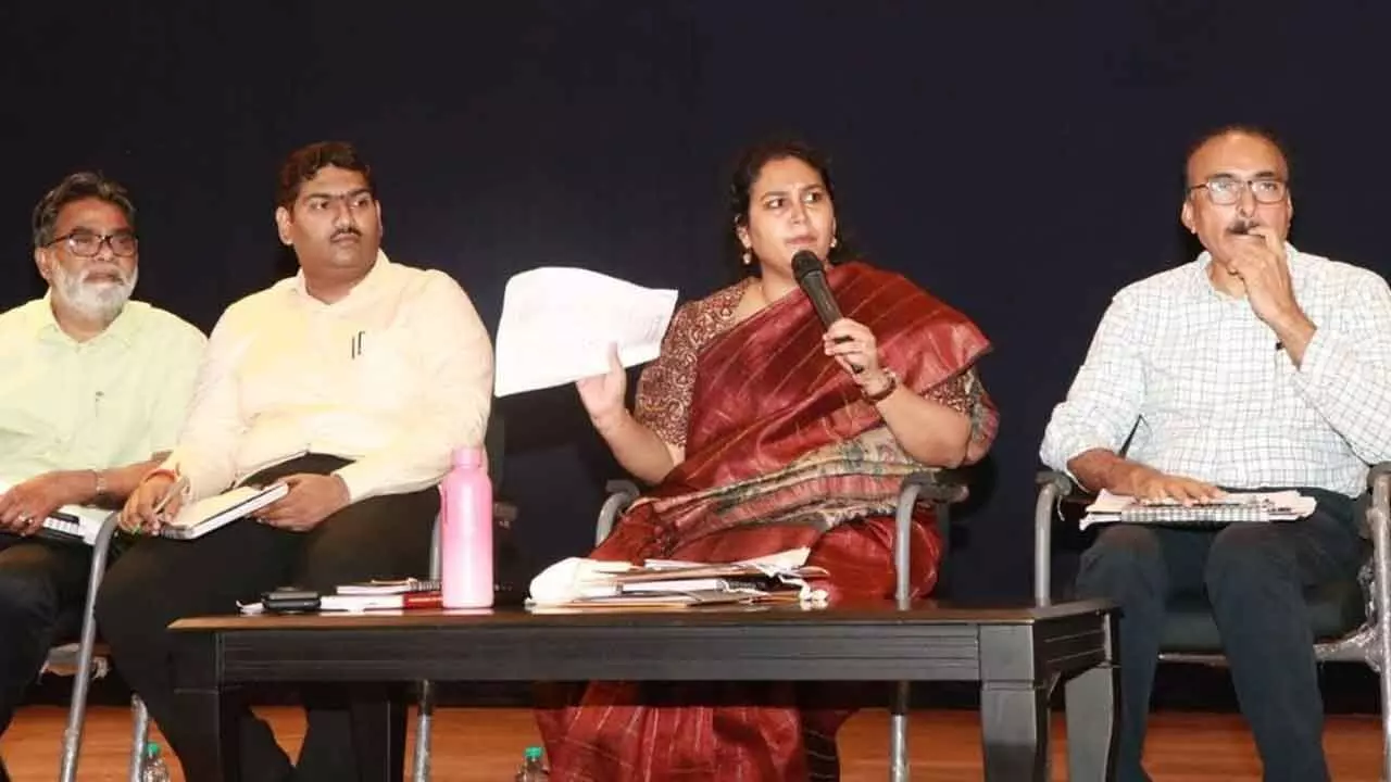 Municipal Corporation Commissioner Narapureddy Mourya addressing Sachivalayam staff at a meeting in Tirupati on Thursday