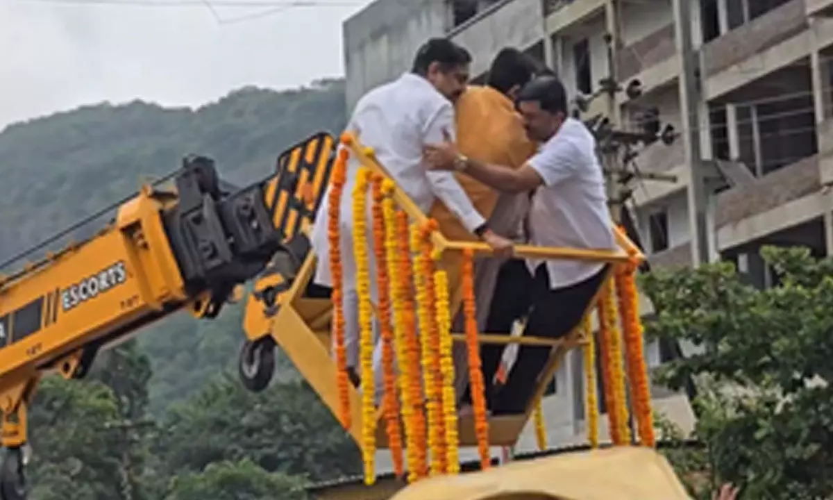 Close shave for NCP(SP) bigwigs as crane trolley breaks mid-air in Pune