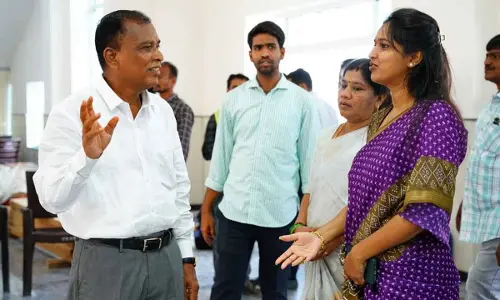 CUAP Vice-Chancellor SA Kori welcoming MLA Bandaru Sravani at the campus in Anantapur on Thursday