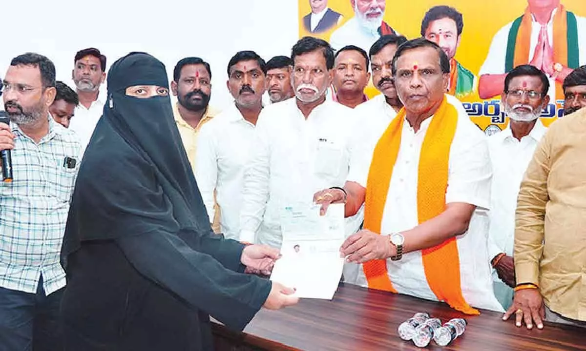 MLA Dhanpal distributes CMRF cheques