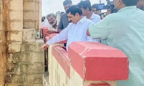 TDP MLA Kalva Srinivasulu at the Tungabhadra dam in Hospet on Sunday