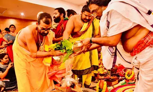 Swami Abhishek Brahmchari performing the rituals at the poornahuti of Shri Vidya Koti KumKumarchana Mahayagya