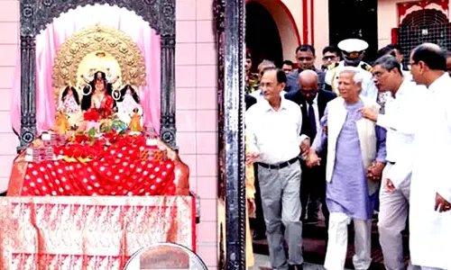 Yunus visits historic Hindu temple in Dhaka