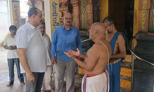Temple priest briefing the police about the theft in  Visakhapatnam on Tuesday