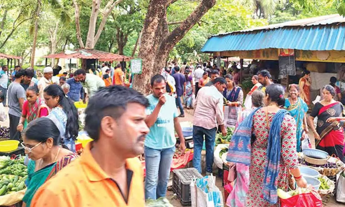 City markets come alive ahead of ‘Varalakshmi vratam’