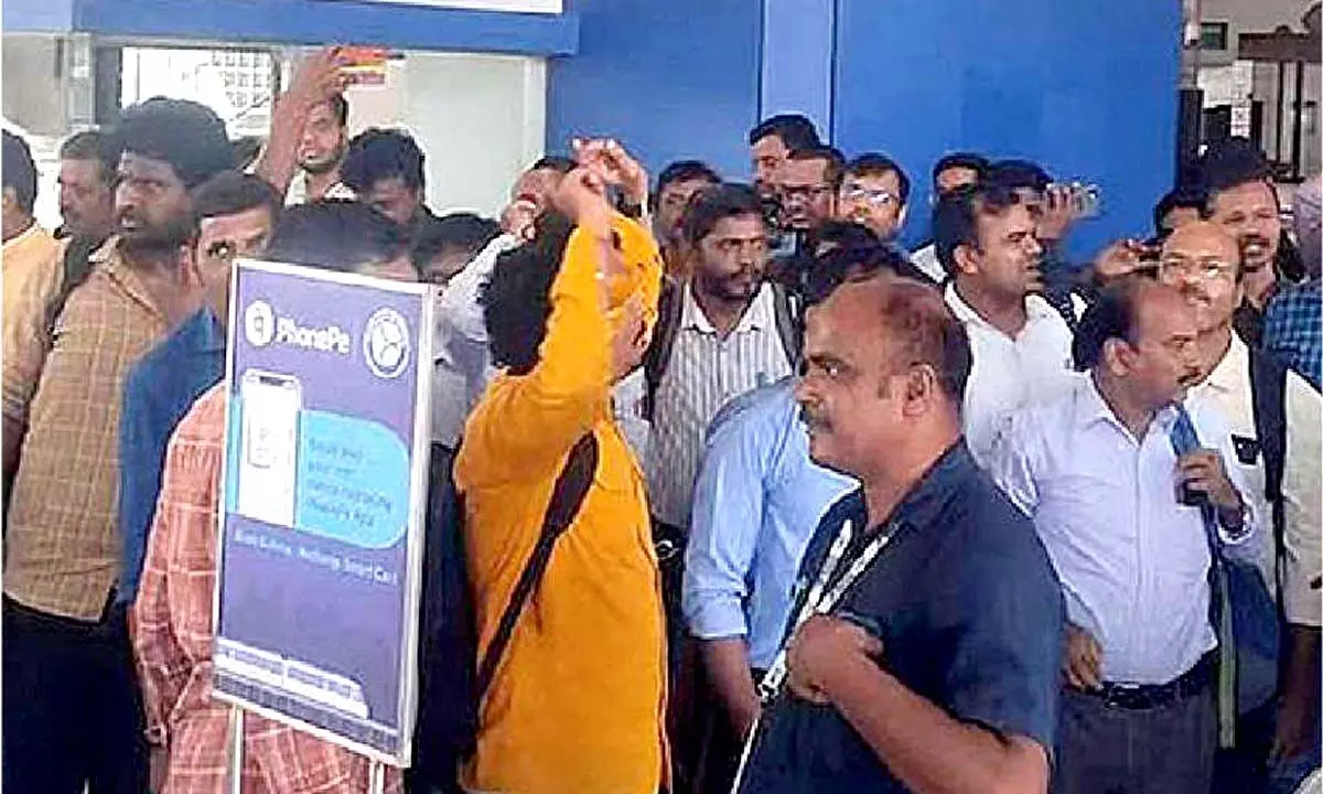 Metro commuters bristle against parking fees, stage dharna