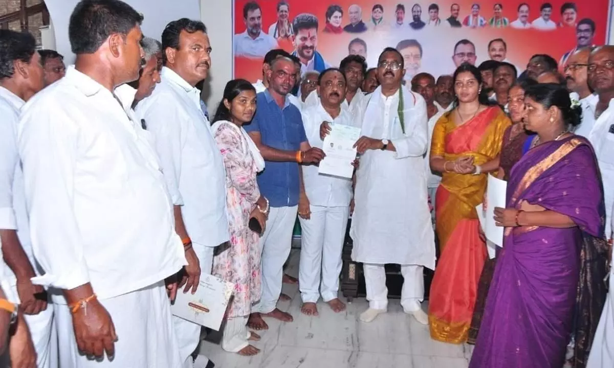 MP Mallu Ravi Distributes CM Relief Fund Cheques