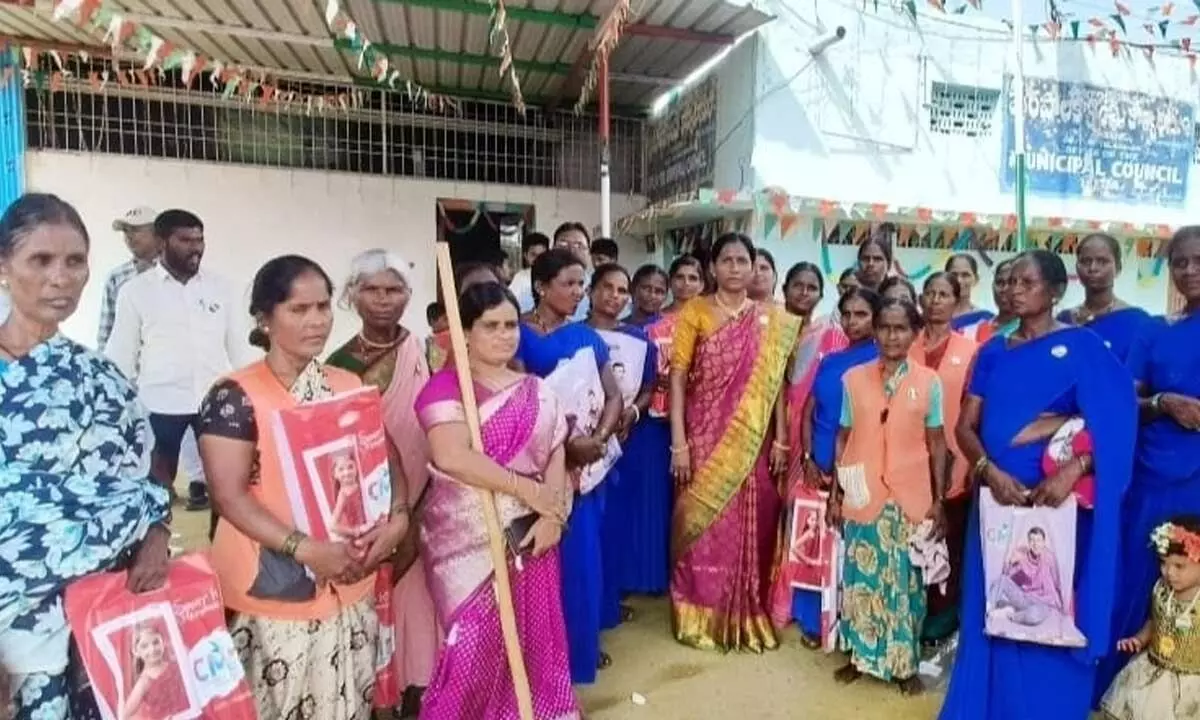 17th Ward Councillor Smt. U. Shashikala Distributes Sarees to Sanitation Workers