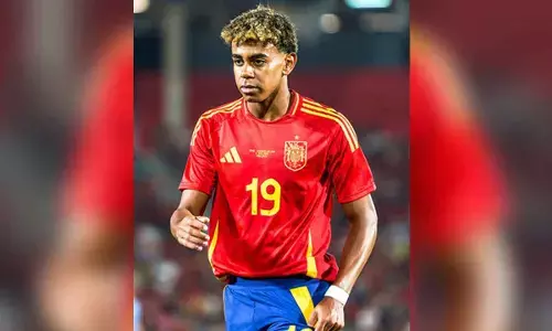 Spain football star Lamine Yamals father stabbed in a parking lot