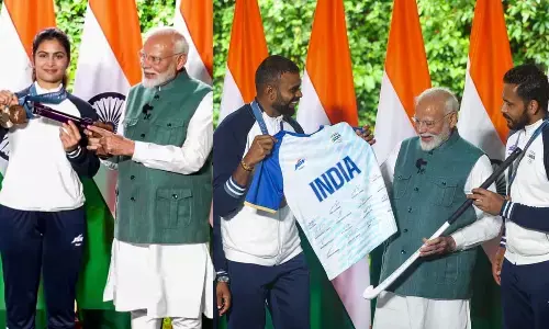 Bhaker explains about pistol, hockey team presents hockey stick