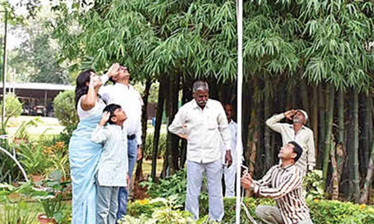 Staff feted on I-Day at Nehru Zoo Park