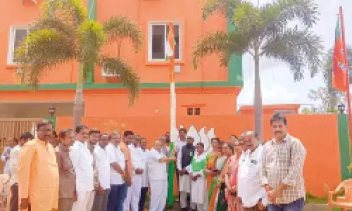 BJP state senior leader Jupudi Ranga Raju hoisting the national flag at the party district office in Guntur on Thursday