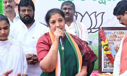 BJP state president and Rajamahendravaram MP Daggubati Purandeswari addressing the party workers at the BJP state office in Vijayawada after hoisting national flag on Thursday