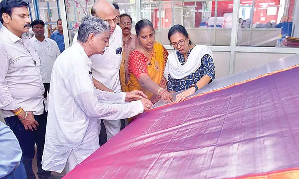 Collector assures facilities for handloom development