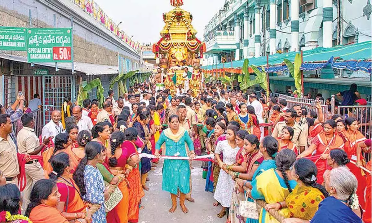 Religious fervour marks Swarna Ratham procession