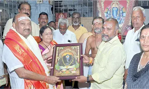 Speaker Ayyanna offers prayers at Kanipakam