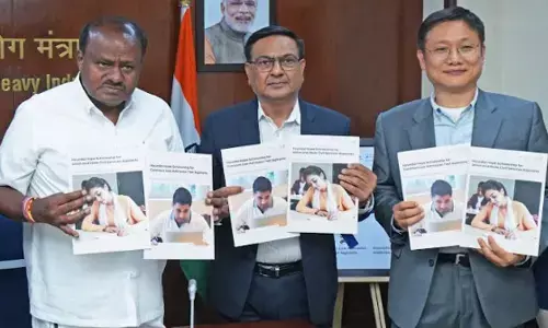 H. D. Kumaraswamy, Honorable Union Minister of Heavy Industries and Minister of Steel, Government of India, Mr. Puneet Anand, Vertical Head - Corporate Communication & Social, Hyundai Motor India Limited, and Mr. Soon Sang Hong, Vertical Advisor – Corporate Communication and Social, Hyundai Motor India Limited, inaugurating the Hyundai Hope Scholarship Program.