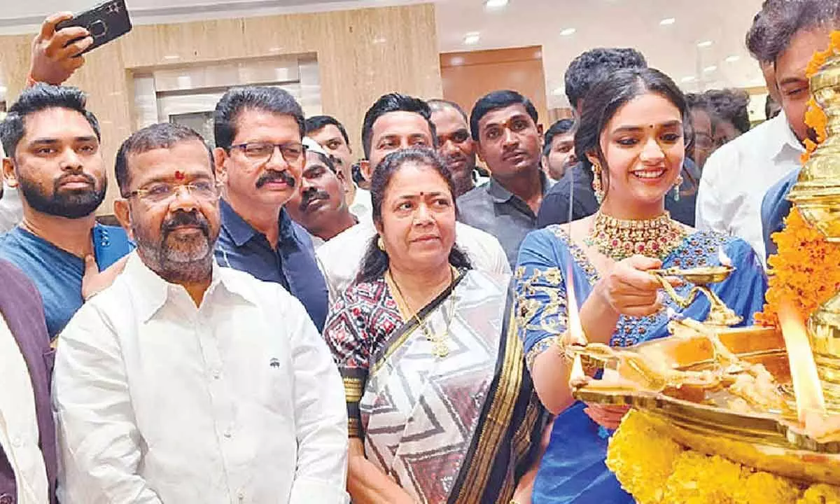 Jos Alukkas makes buzz in Warangal