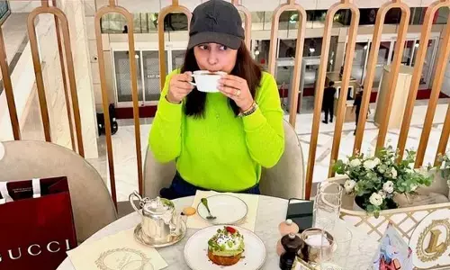 Hina Khan pampers herself with ‘some shopping and hot chocolate’