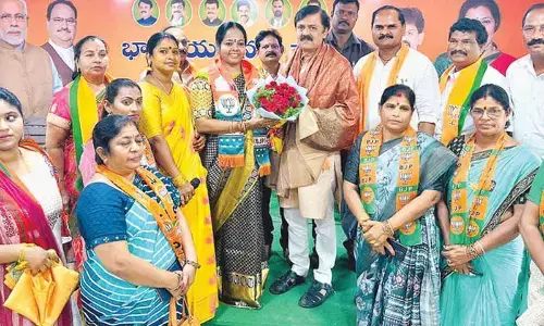 YSRCP women leaders join BJP