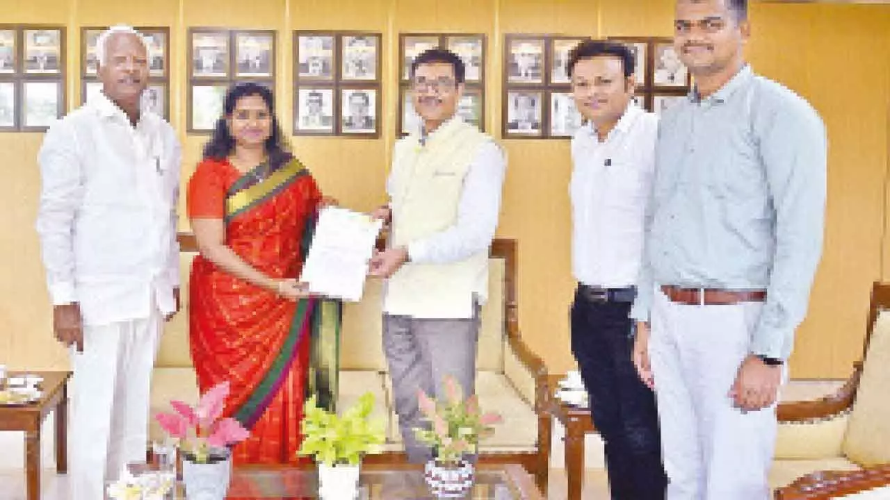 Kavya, Srihari meet SCR GM on pending railway projects