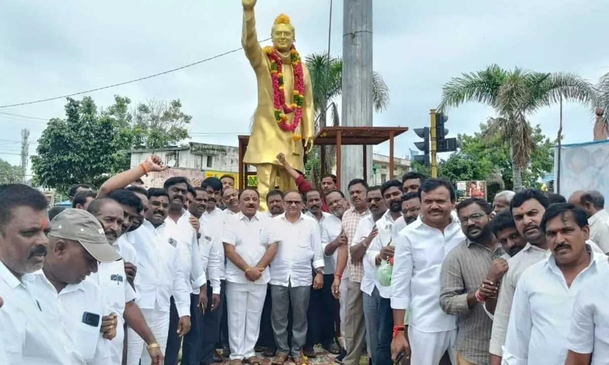 Tireless Worker Rajiv Gandhi Honored on His Birth Anniversary