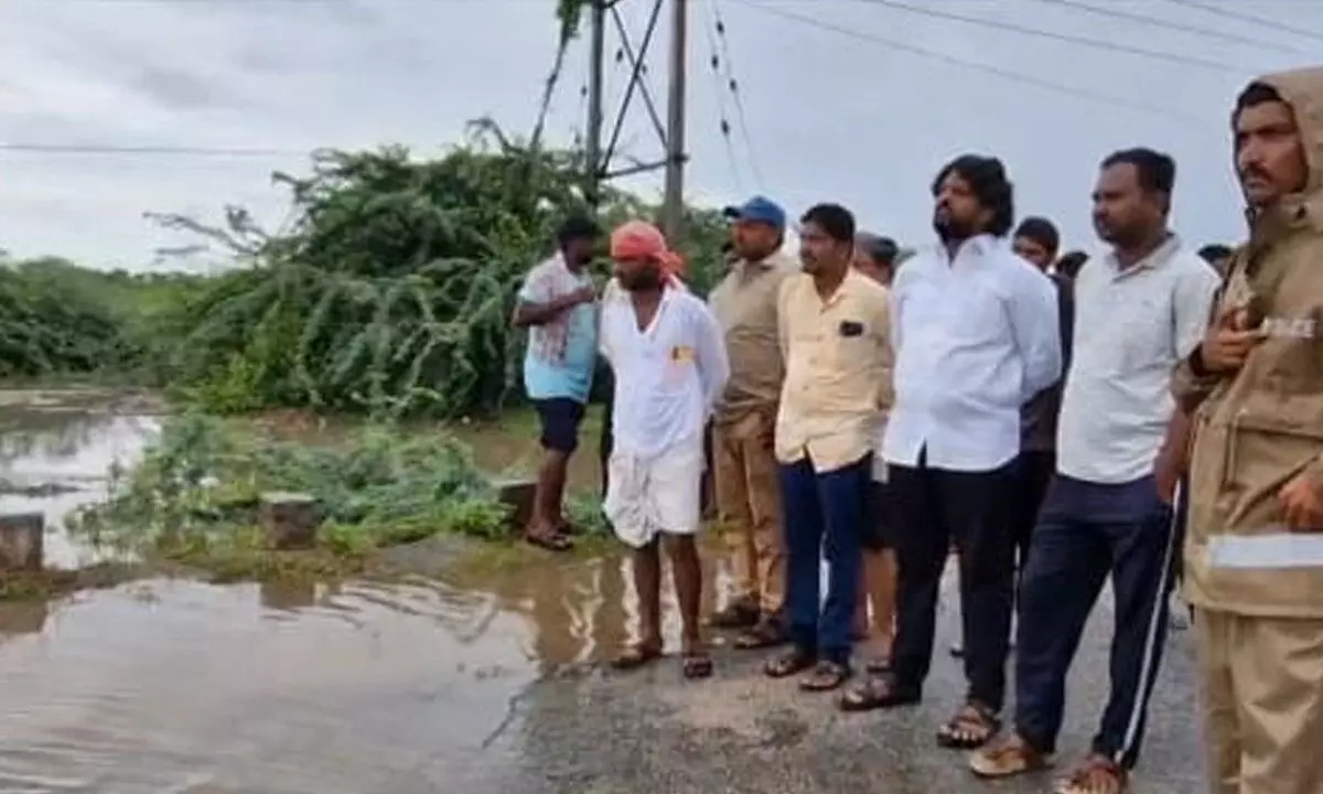 Heavy Rains Disrupt Connectivity in Alampur Taluka; Congress Spokesperson Criticizes Previous Government