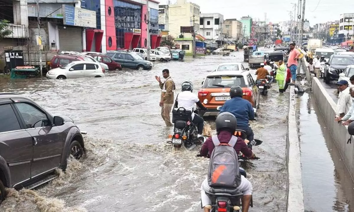 Heavy rains lash city causing widespread disruption of traffic and waterlogging at many areas.                                                                                                                            Photos:  Adula Krishna, Srinivas Setty