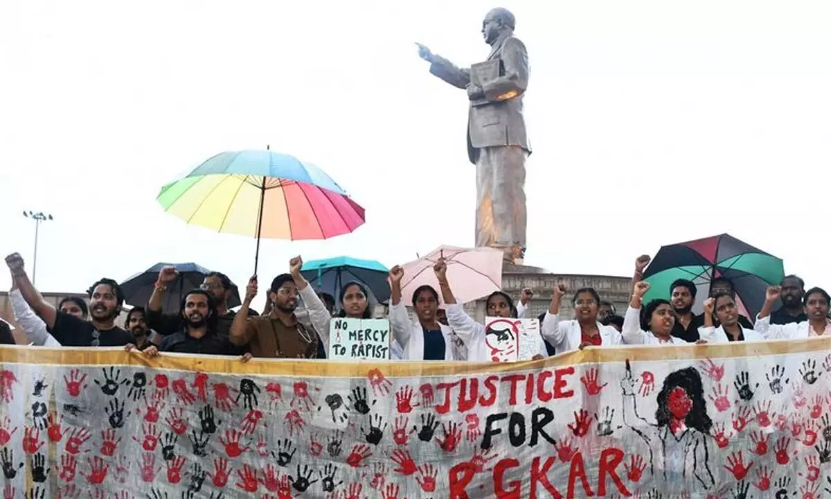 Braving heavy rains, Jr doctors continue protest