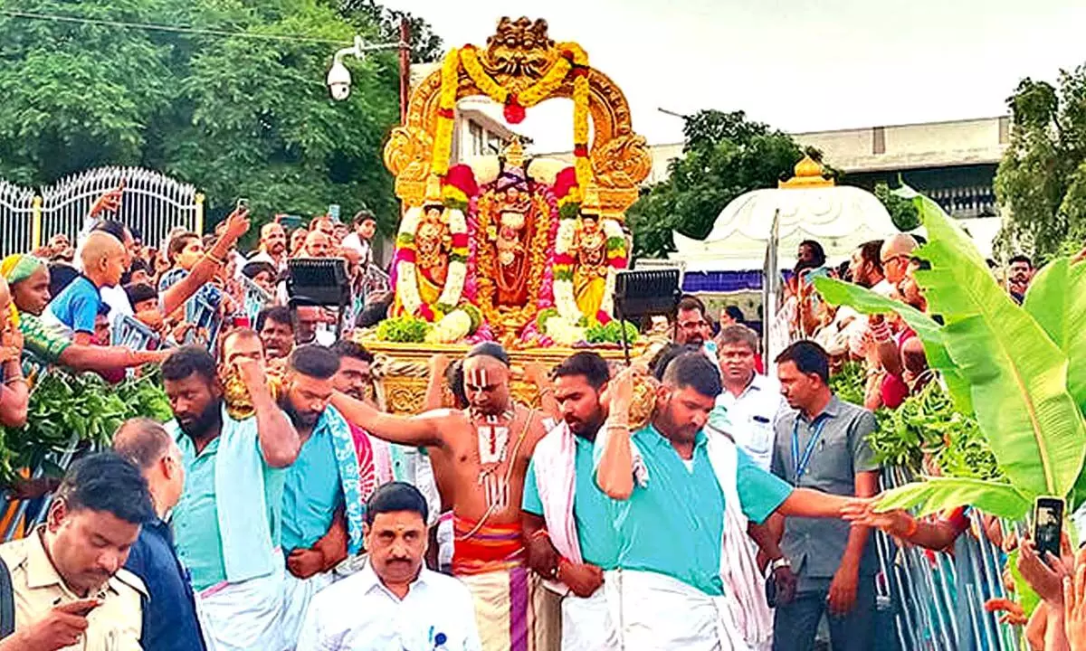 Malayappa visits Vaikhanasa Sannidhi