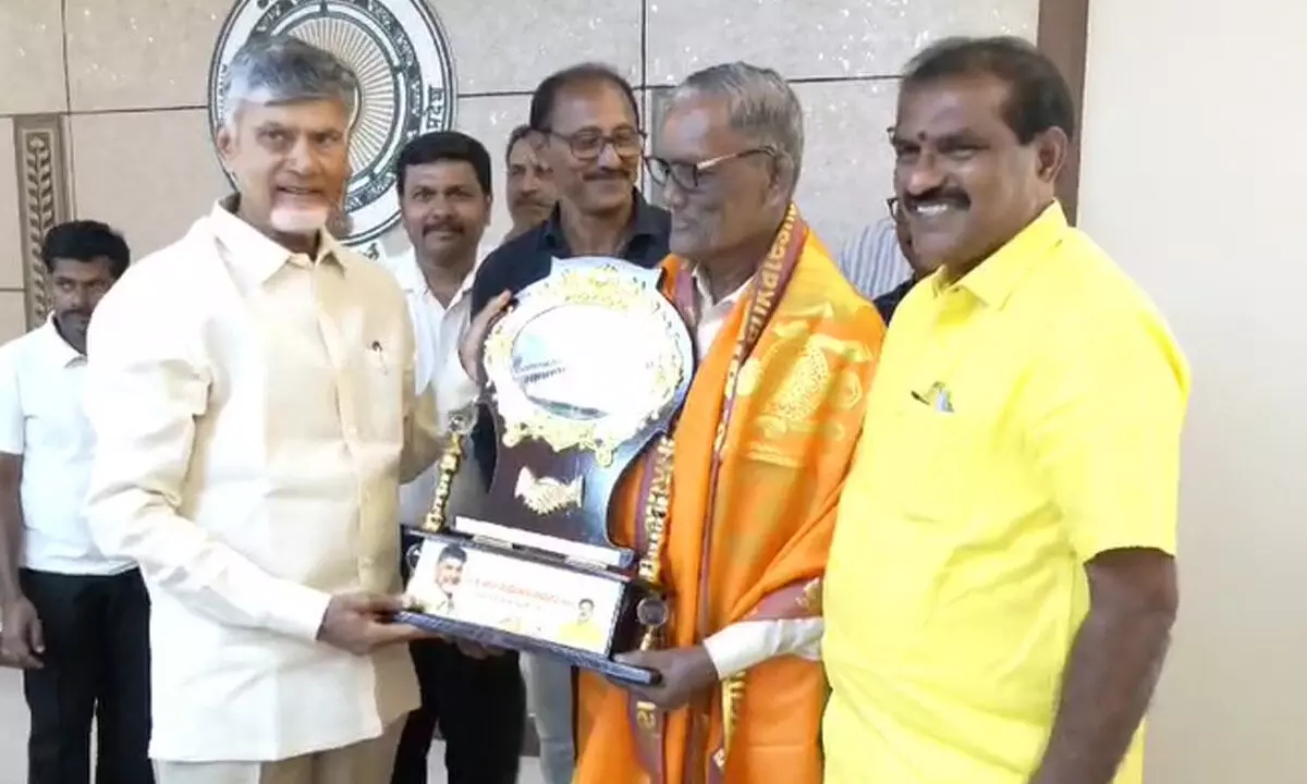 Chandrababu Honours Irrigation Expert Kannayya Naidu for installation of stop log gate at Tungabhadra Dam