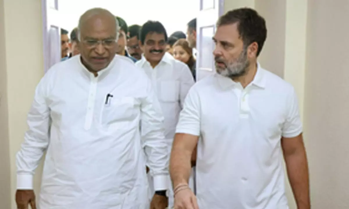 Rahul Gandhi & Mallikarjun Kharge reach Srinagar