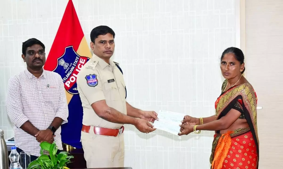 SP Shri T. Srinivas Rao, Presented a Check to the Family of a Deceased Police Officer