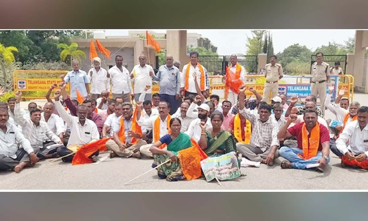 Farmers stage dharna at Collectorate