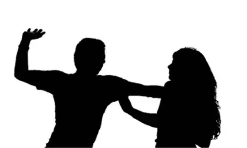 Woman molested by boyfriend, jumps from coaching building