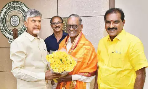 CM Chandrababu Naidu felicitates Kannaiah Naidu