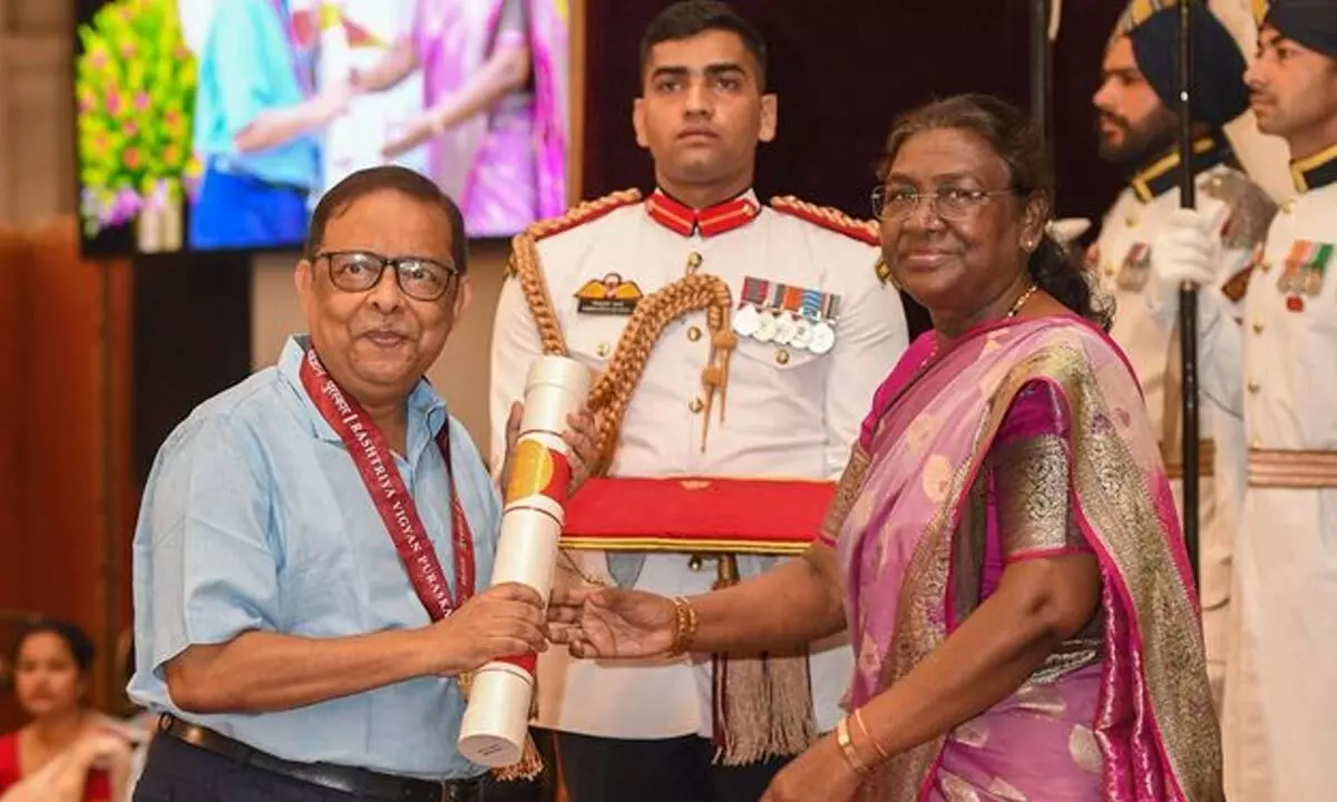 President Droupadi Murmu presents a Vigyan Shri Award to Prof Rahul Mukherjee in Mathematics and Computer Science, in New Delhi on Thursday