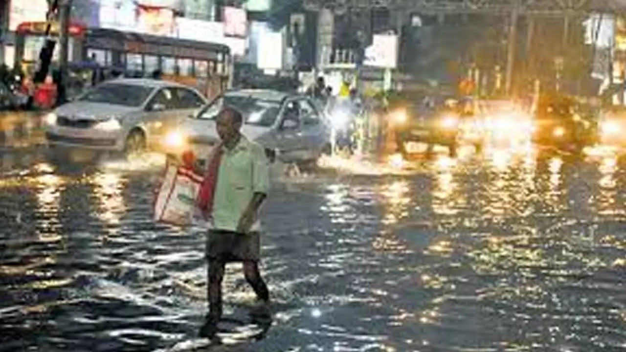 Vijayawada: Commuters suffer due to sudden downpour