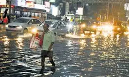 Vijayawada: Commuters suffer due to sudden downpour