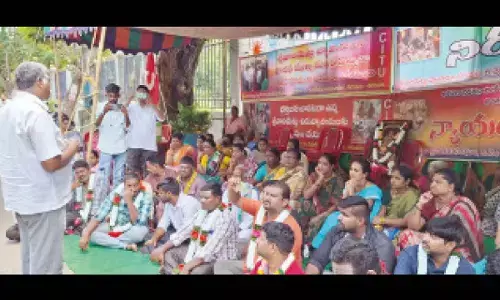 Hawkers demand permission along Srivari Mettu route