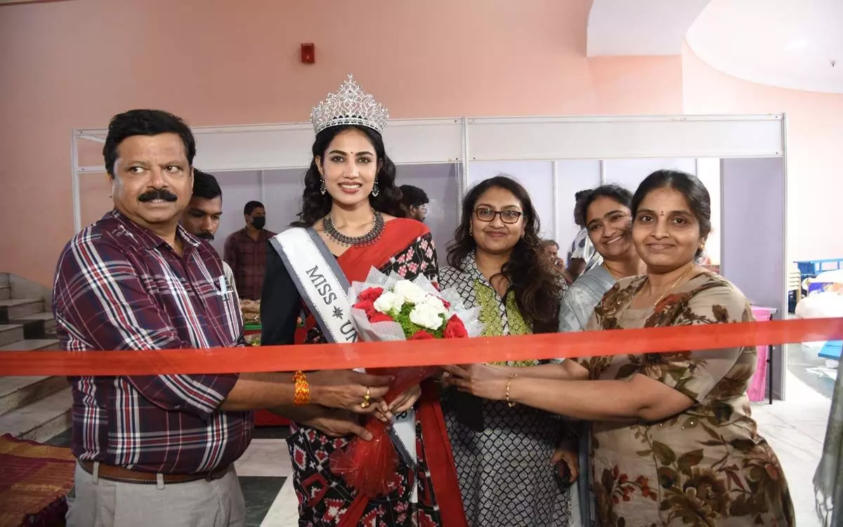 Miss Universe Andhra Pradesh Chandana Jayaram Inaugurates Hand to Hand Handloom Expo